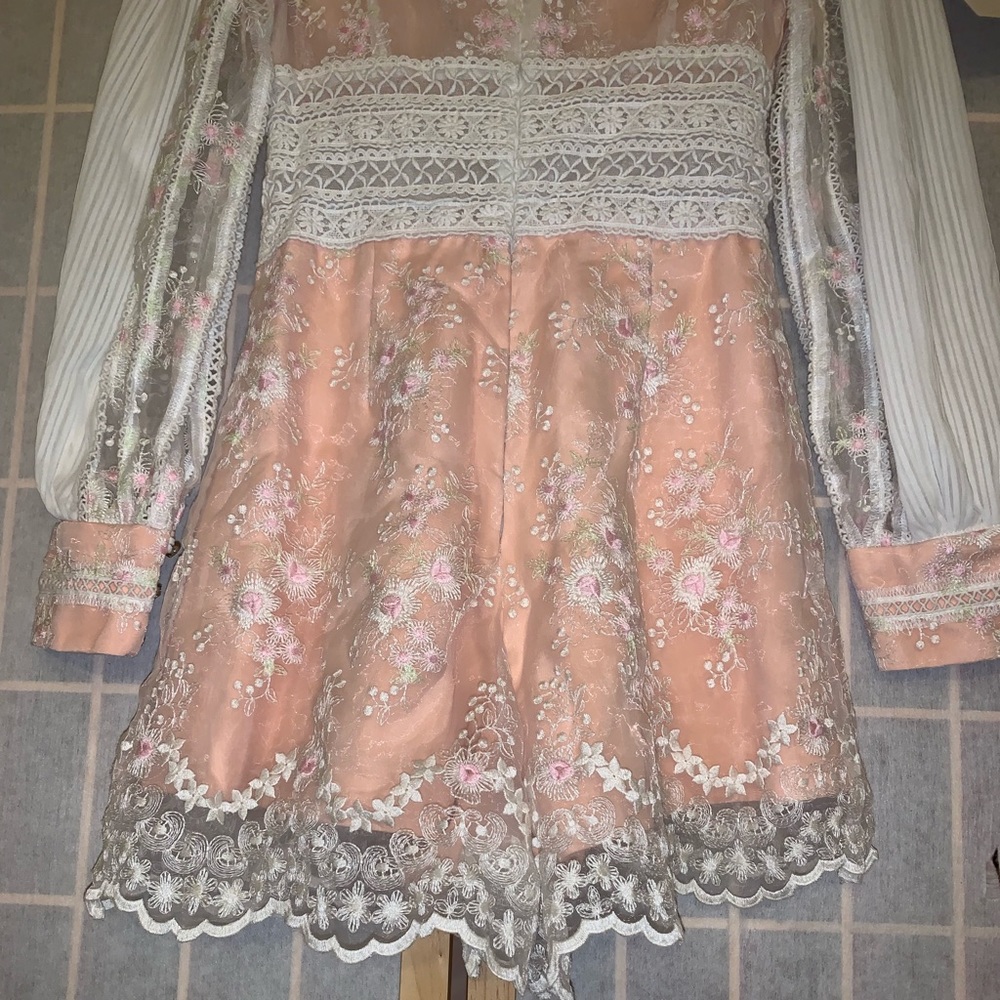 SOLD💕Embroidered romper - Picture 7 of 8